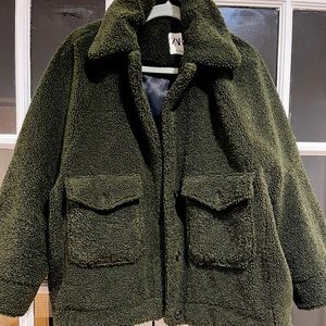 Chaqueta de mujer marca zara, se encuentra como nueva solamente se uso un dia.